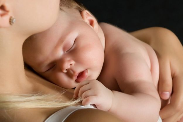 “Los brazos” son una necesidad básica del bebé, como dormir o comer.