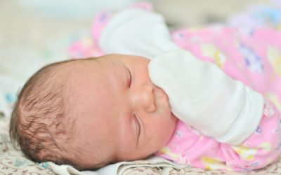 Por qué no son beneficiosas las manoplas en los bebés